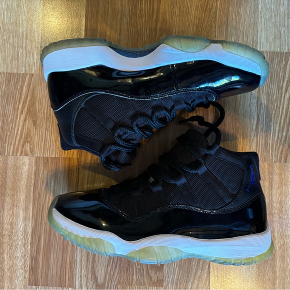 size 7 nike air jordan xi shoes